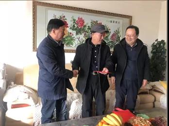 敦煌種業(yè)領(lǐng)導(dǎo)看望慰問公司老干部、老黨員及困難黨員職工