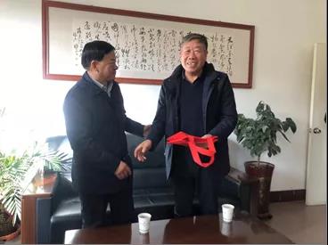 敦煌種業(yè)領(lǐng)導(dǎo)看望慰問公司老干部、老黨員及困難黨員職工